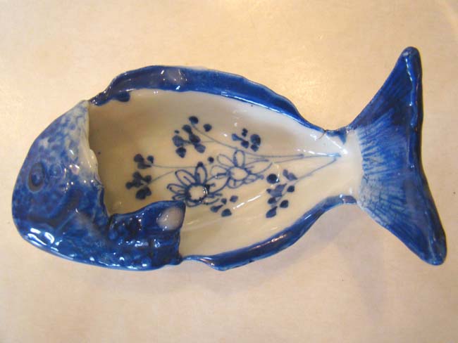 A beautiful set of eight late 19th century Chinese porcelain fish shaped condiment dishes — image 2